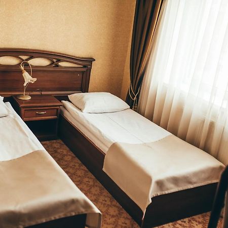 Hotel-Restaurant Lyube Plus Khmelʼnytsʼkyy エクステリア 写真