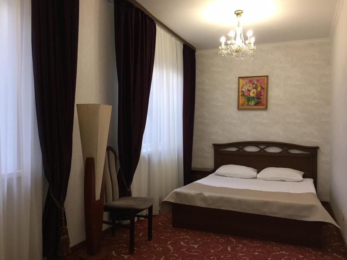 Hotel-Restaurant Lyube Plus Khmelʼnytsʼkyy エクステリア 写真