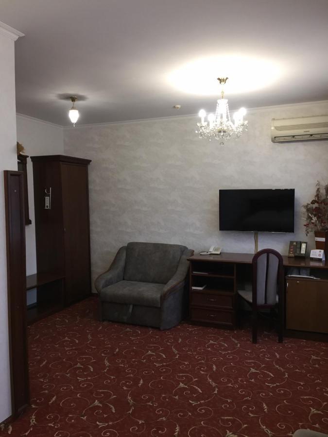 Hotel-Restaurant Lyube Plus Khmelʼnytsʼkyy エクステリア 写真