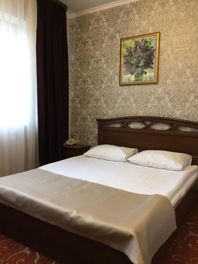 Hotel-Restaurant Lyube Plus Khmelʼnytsʼkyy エクステリア 写真