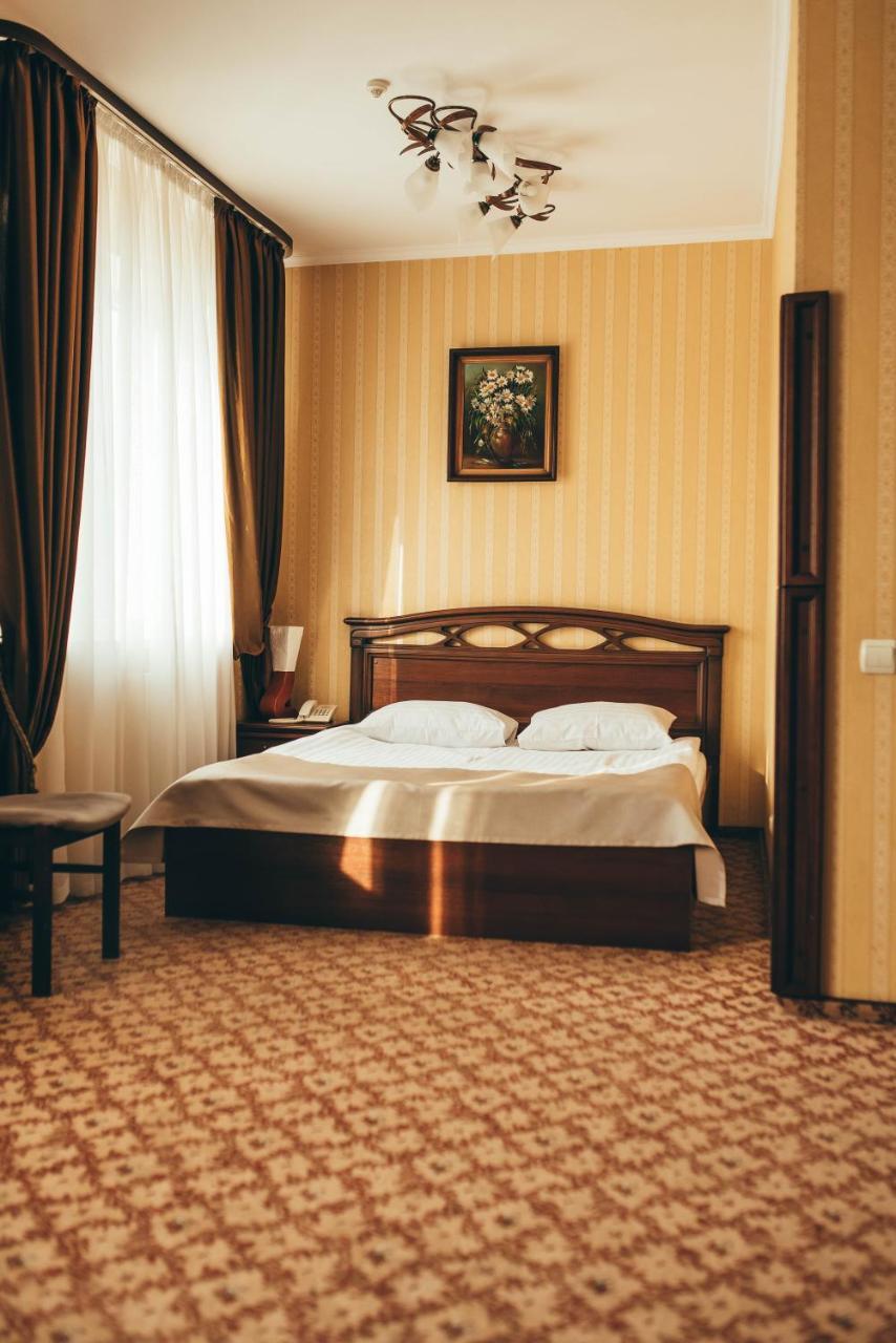 Hotel-Restaurant Lyube Plus Khmelʼnytsʼkyy エクステリア 写真