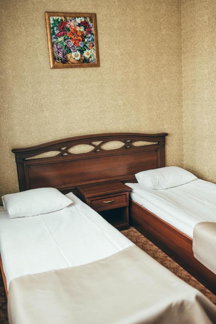 Hotel-Restaurant Lyube Plus Khmelʼnytsʼkyy エクステリア 写真