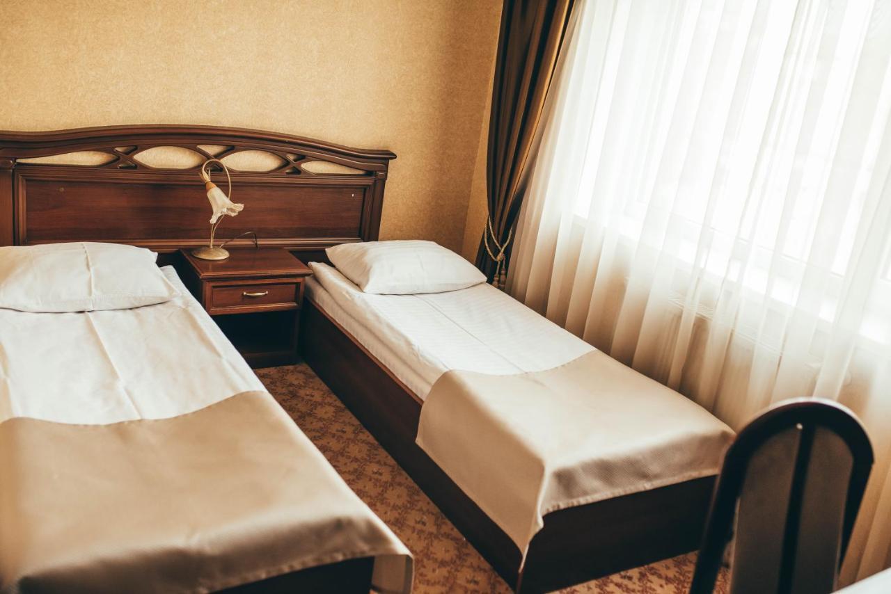 Hotel-Restaurant Lyube Plus Khmelʼnytsʼkyy エクステリア 写真
