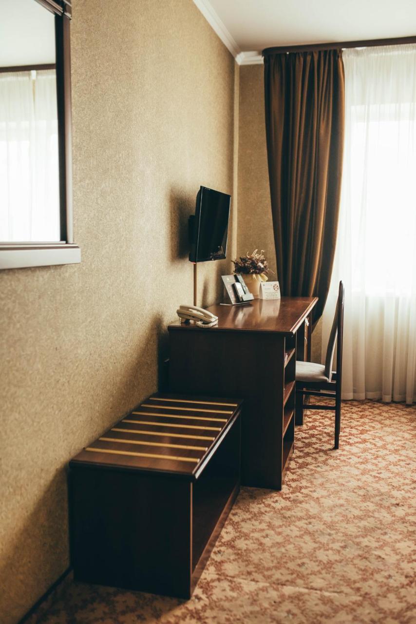 Hotel-Restaurant Lyube Plus Khmelʼnytsʼkyy エクステリア 写真